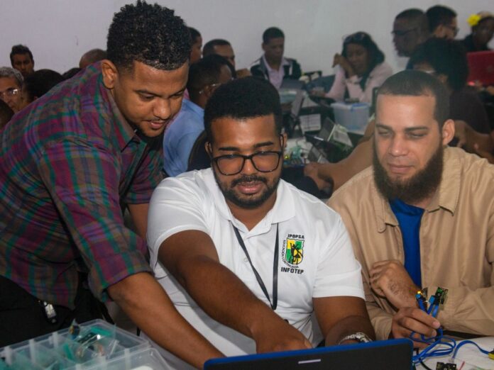 Docentes capacitados en robótica con Arduino