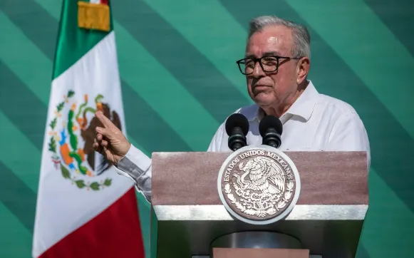 Gobernador de Sinaloa defiende su inocencia.