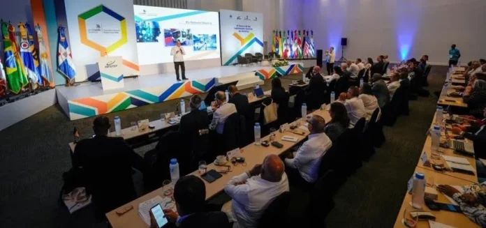 Mescyt alerta sobre graduación de profesionales.