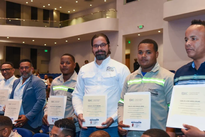 Certificación de técnicos electricistas en RD