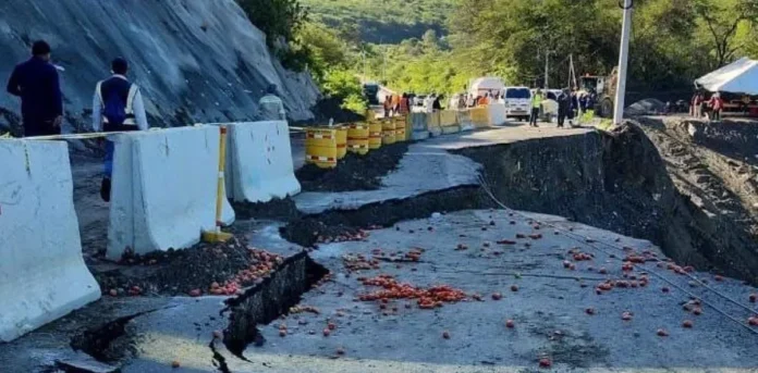 Cierre de carretera por hundimiento en Ocoa