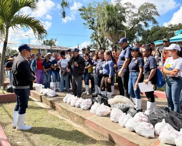 Asistencia de salud en Villa Montellano.