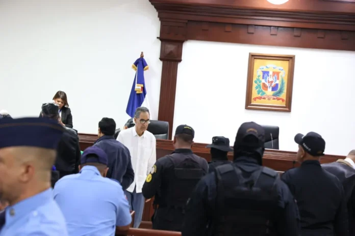 Santiago Hazim observa a Wilson Camacho.