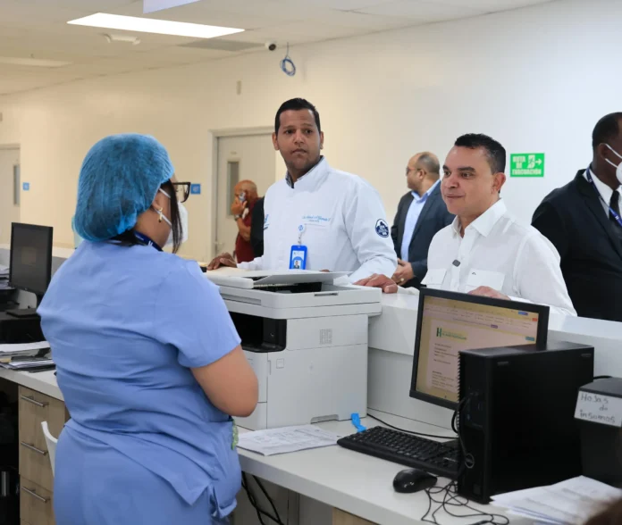 Director del SNS inspecciona Hospital Mario Tolentino