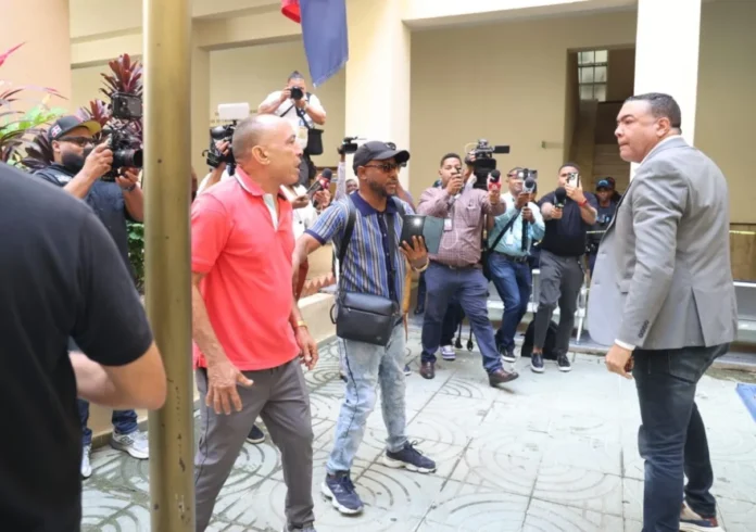 Exalcalde Jhossan Capell agrediendo en audiencia.