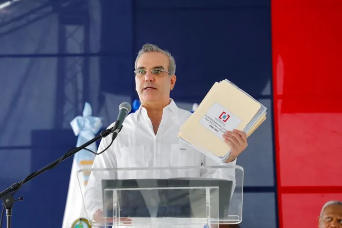 Luis Abinader entrega títulos de propiedad.