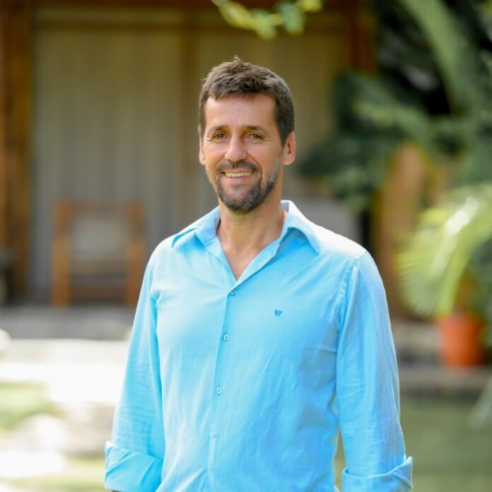 Marc Bautil entrega ayuda a damnificados Puerto Plata