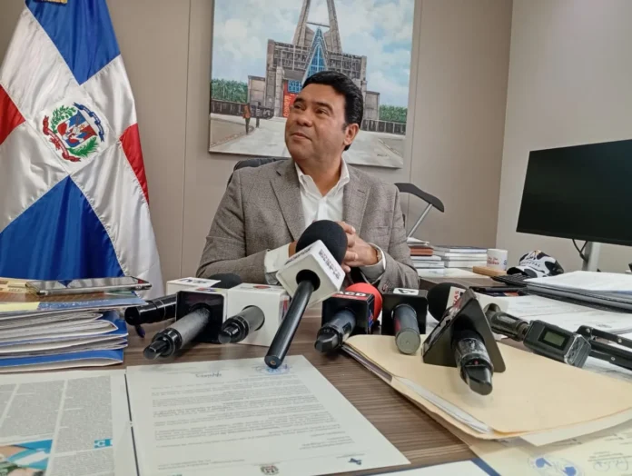 Senador Duluc urge reforma laboral en Senado.