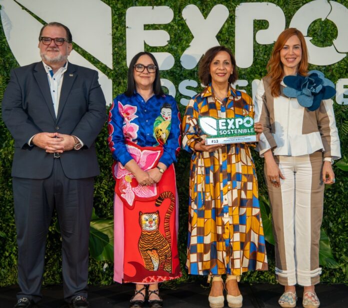 Asociación Popular recibe premio por sostenibilidad.