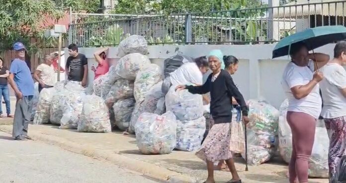 Intercambio de plástico en La Herradura.
