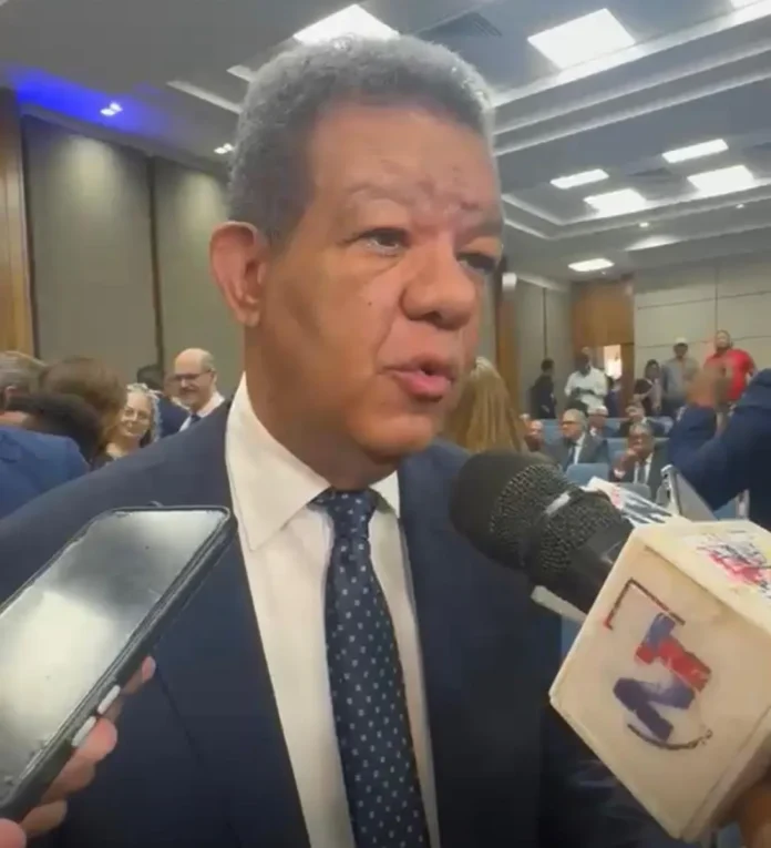 Leonel Fernández habla sobre crisis de drenaje.