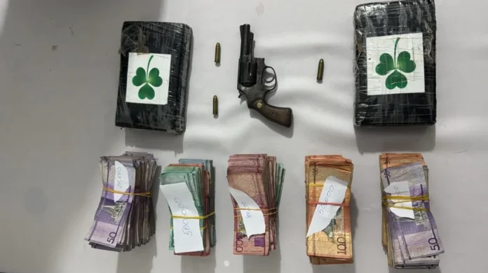 Decomiso de drogas y armas en operativos.