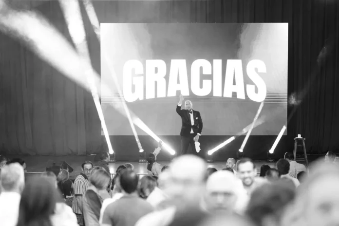 Andrés Parra en stand-up en Santo Domingo