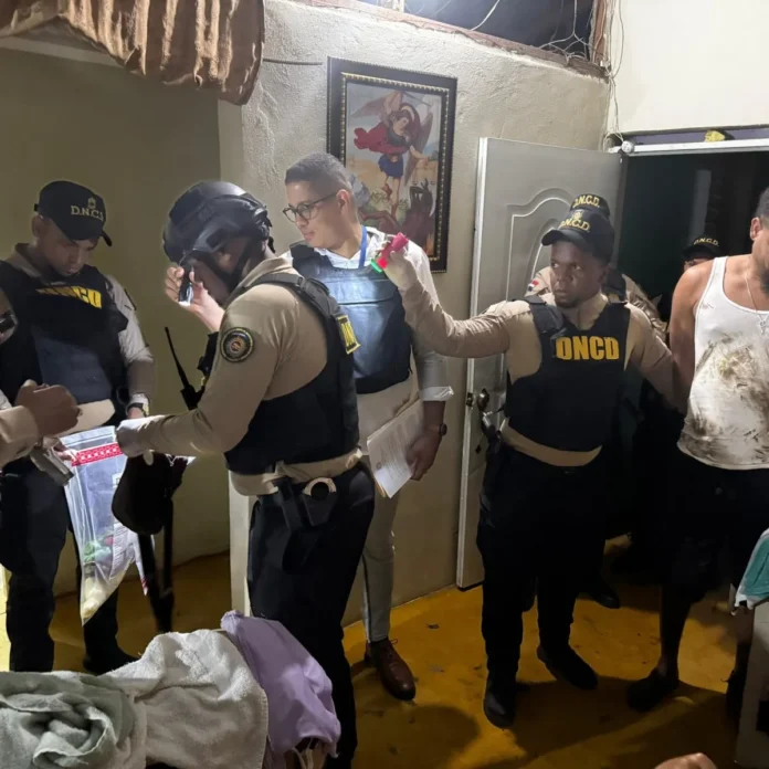 Detención de distribuidor de drogas en Moca.