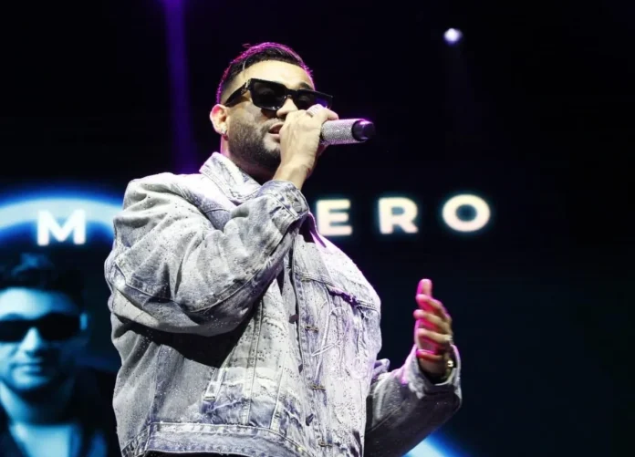 Yarony Montero en concierto de bachata.