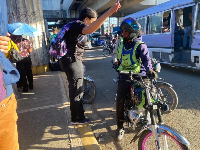 Motoconchos aumentan tarifas por caos en el Metro.