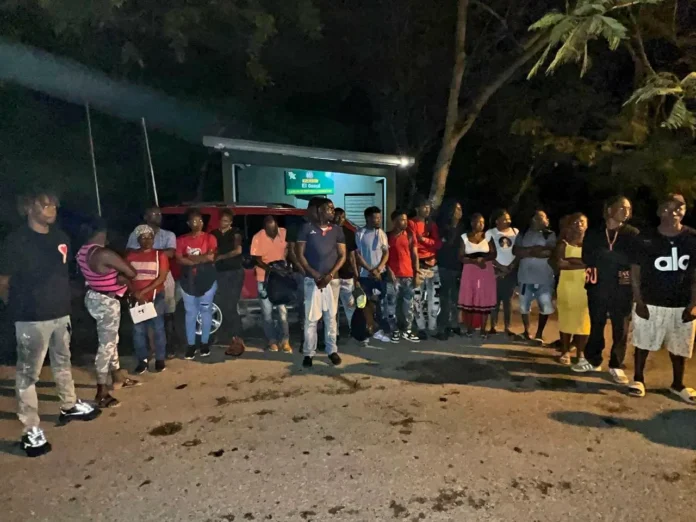 Detención de vehículo con haitianos indocumentados.