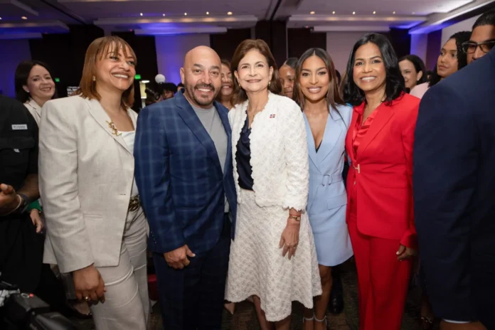 Lupillo Rivera recibe premio por empoderamiento femenino.