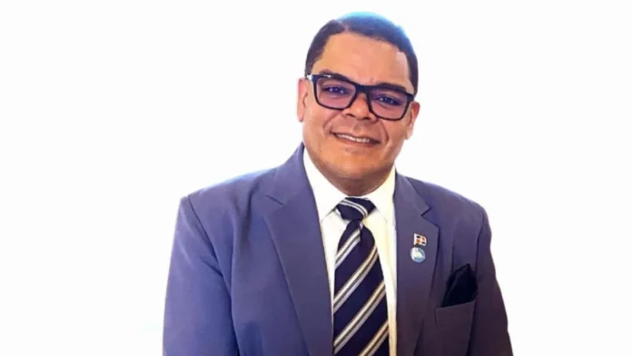 Luis Veras denuncia irregularidades en salud.