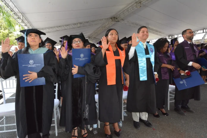 Graduación UASD en homenaje a la Revolución