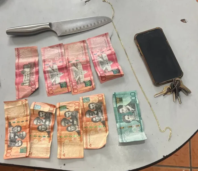 Detención de hombres por robo en Santiago.