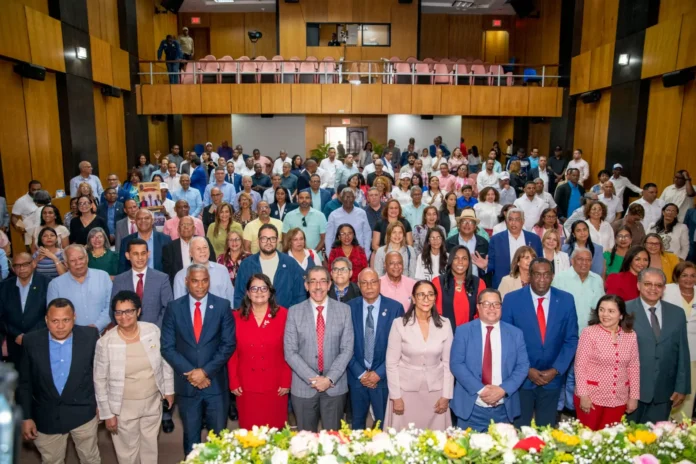 Asjana David rinde homenaje a Héroes de Abril.