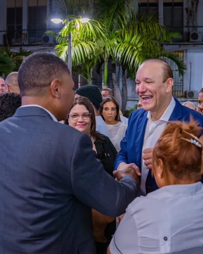 Frank Medina presenta avances en Santiago.