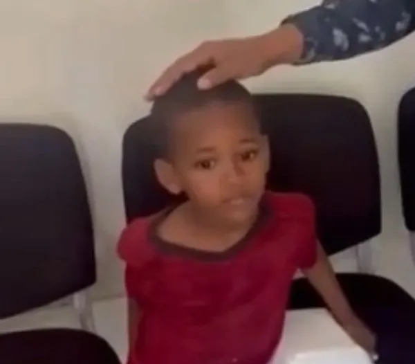 Policía resguarda a niño extraviado en Invivienda.