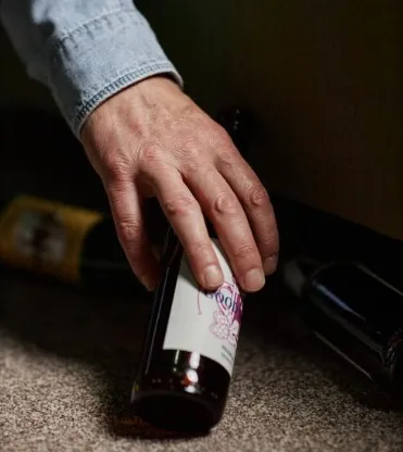 Periodistas esconden vinos durante atentado.