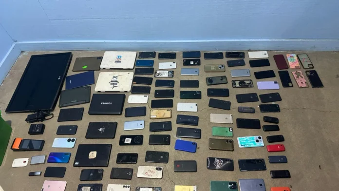 Policía incauta dispositivos electrónicos en Santiago.