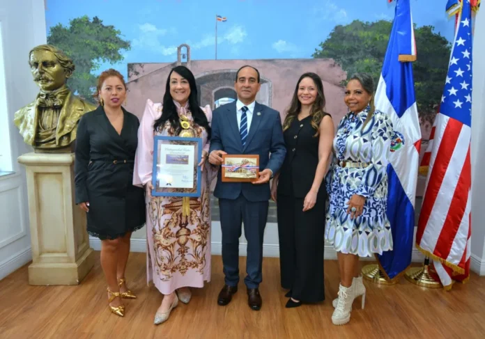 Giannina Azar recibe distinción en Miami-Dade.