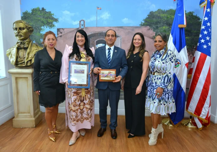 Giannina Azar recibe premio en Miami.