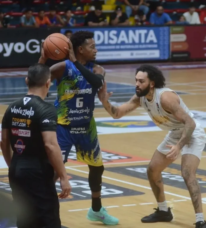 Kelvin Peña lidera en la Superliga venezolana.