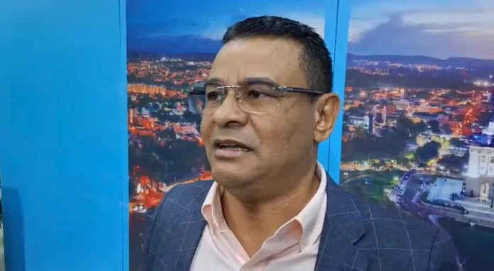 Eddy Báez anuncia obras contra inundaciones.