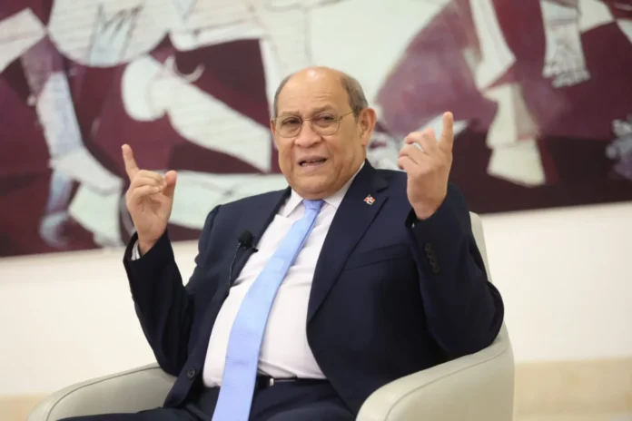 Rafael Santos en conferencia de prensa.