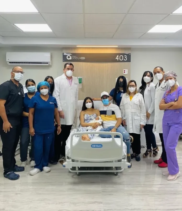 Manny Cruz celebra el milagro de su hija.