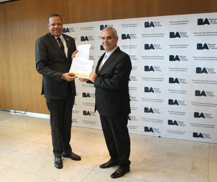 Eddy Alcántara recibe reconocimiento en Buenos Aires.