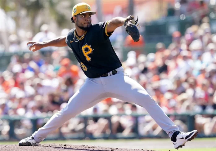 Wilber Dotel lanza en Grandes Ligas.