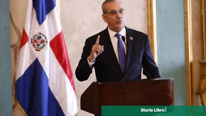 Luis Abinader celebra el Día del Locutor.