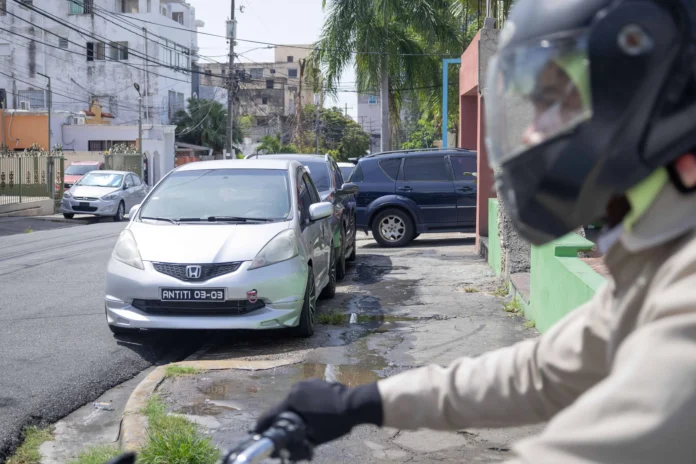Aceras ocupadas por vehículos en la universidad.