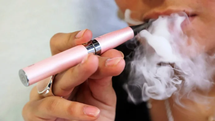 Joven advierte sobre riesgos del vapeo.