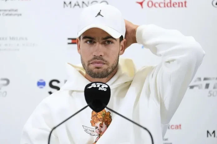 Carlos Alcaraz con férula en la muñeca.