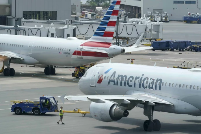 American Airlines ajusta pronóstico de beneficios 2026.