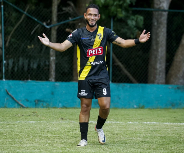 Juan Ángeles celebra su gol número 40.