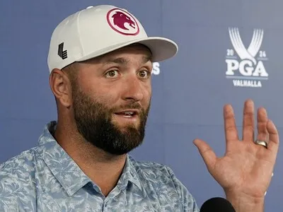 Jon Rahm y golfistas españoles en podio.