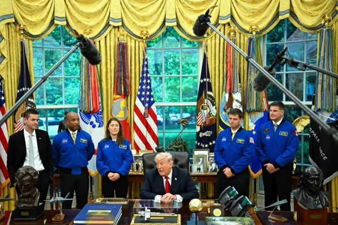 Trump y astronautas de Artemis II en reunión