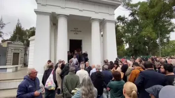 Luis Brandoni en el panteón de actores.