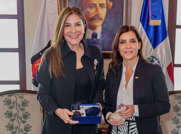 Carolina Mejía y embajadora de EE.UU. juntas