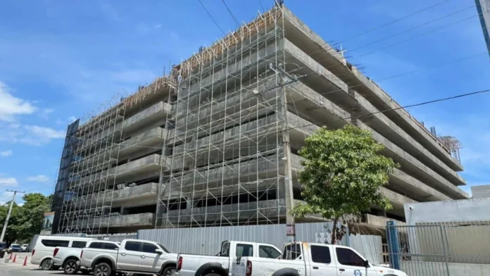 Parqueo en Centro de los Héroes en construcción