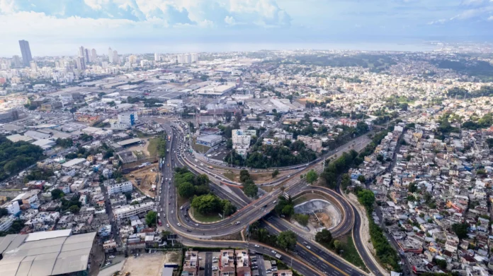 Fitch Ratings reduce perspectiva de RD a estable